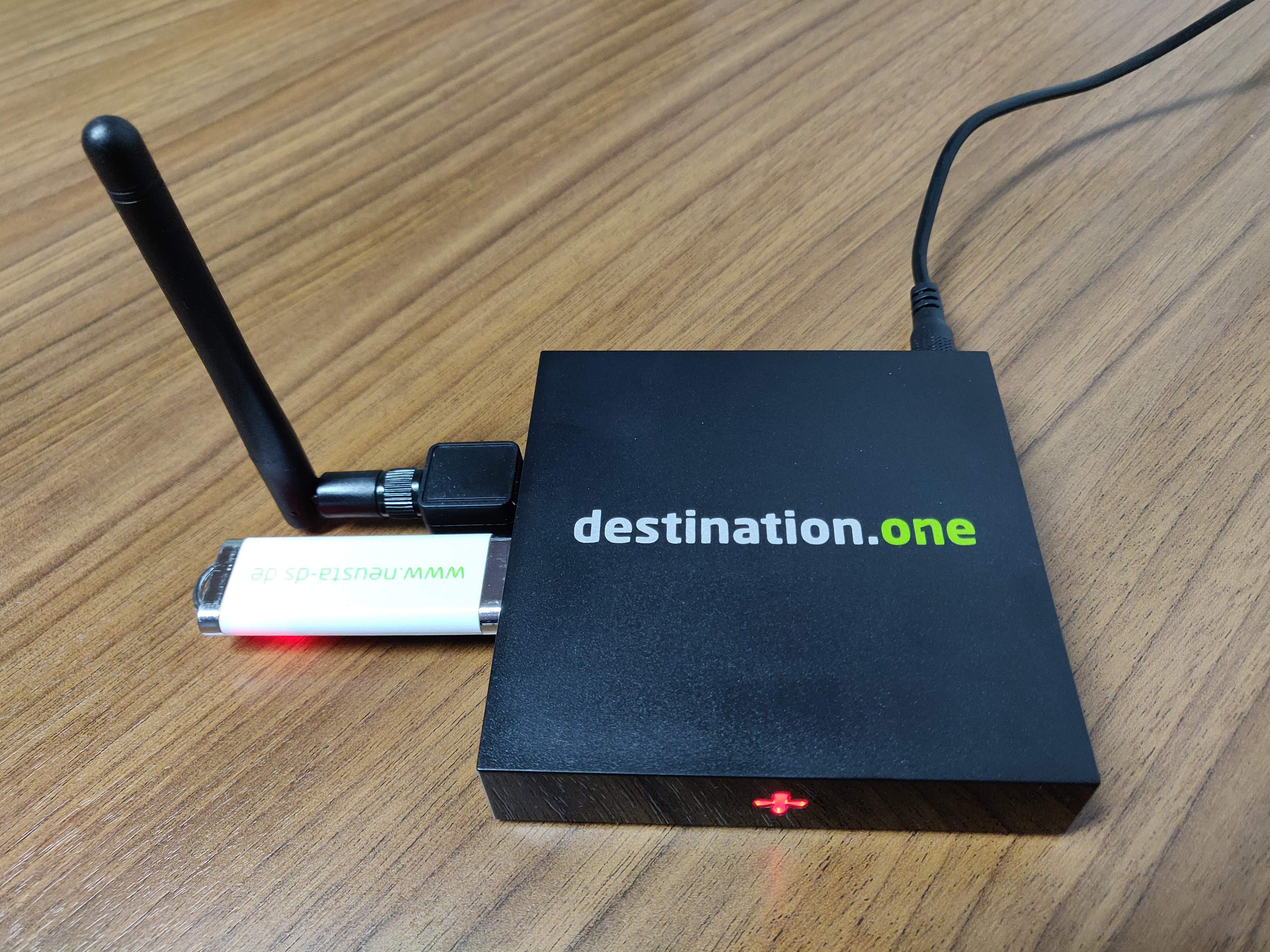 USB-Stick mit der Konfigurationsdatei an destination.box