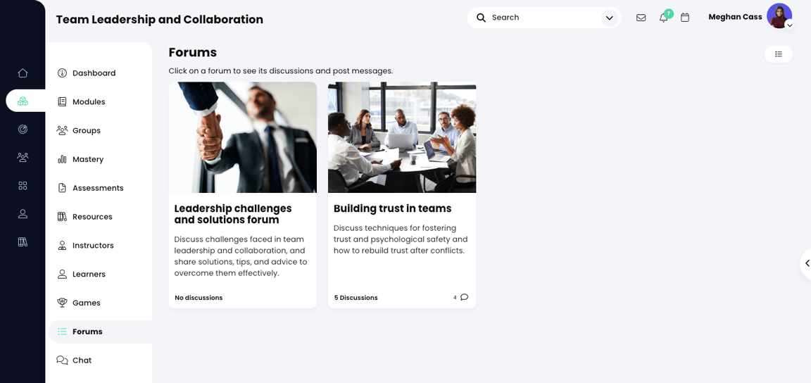 Page du cours et des forums affichant deux vignettes de forum